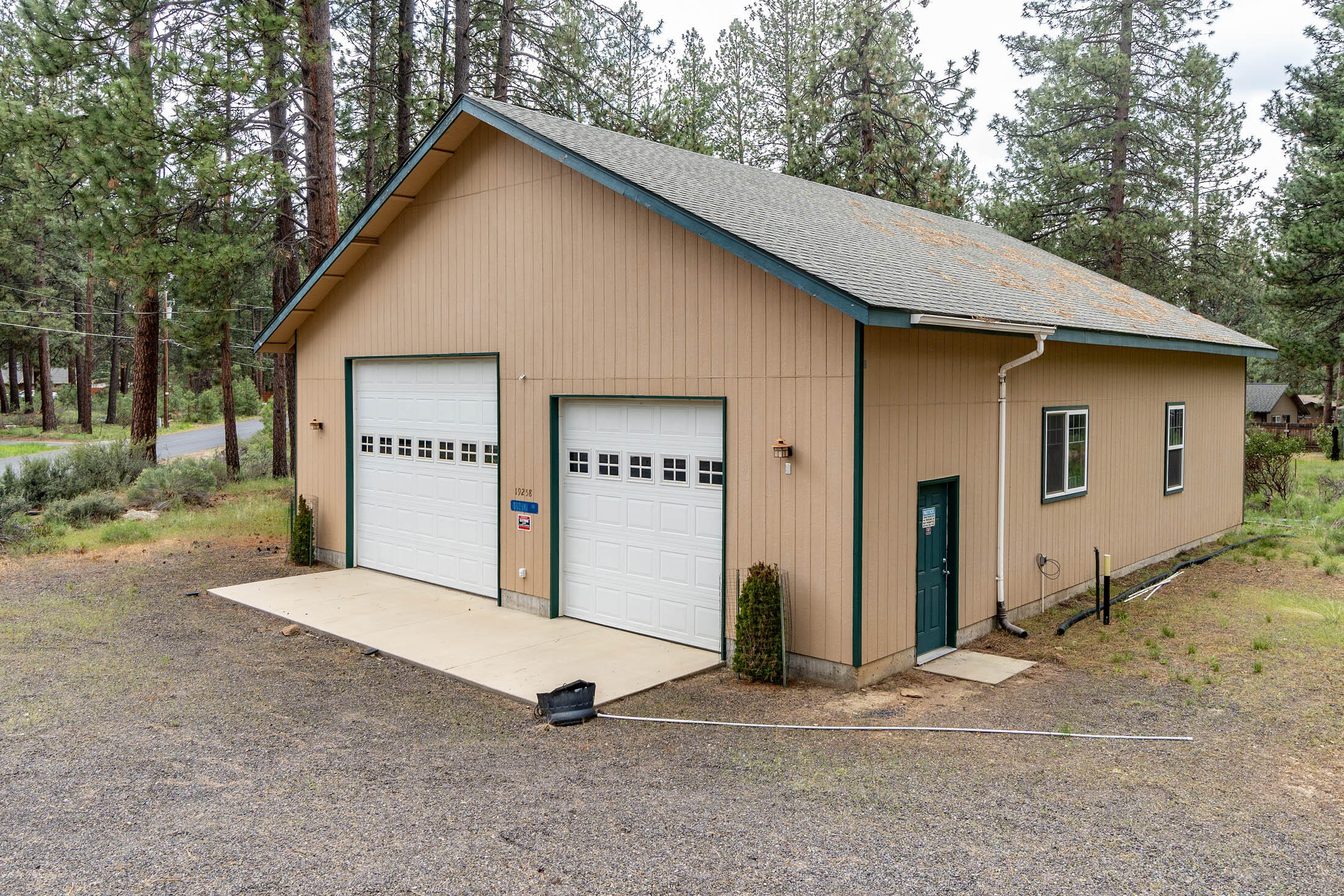 19258 Apache Road Bend, OR 97702 - Photo 19 of 23 a view of backyard with a barn and a cactus plant