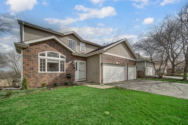 $474,900 | 441 North Crooked Lake Lane, Lindenhurst, IL 60046