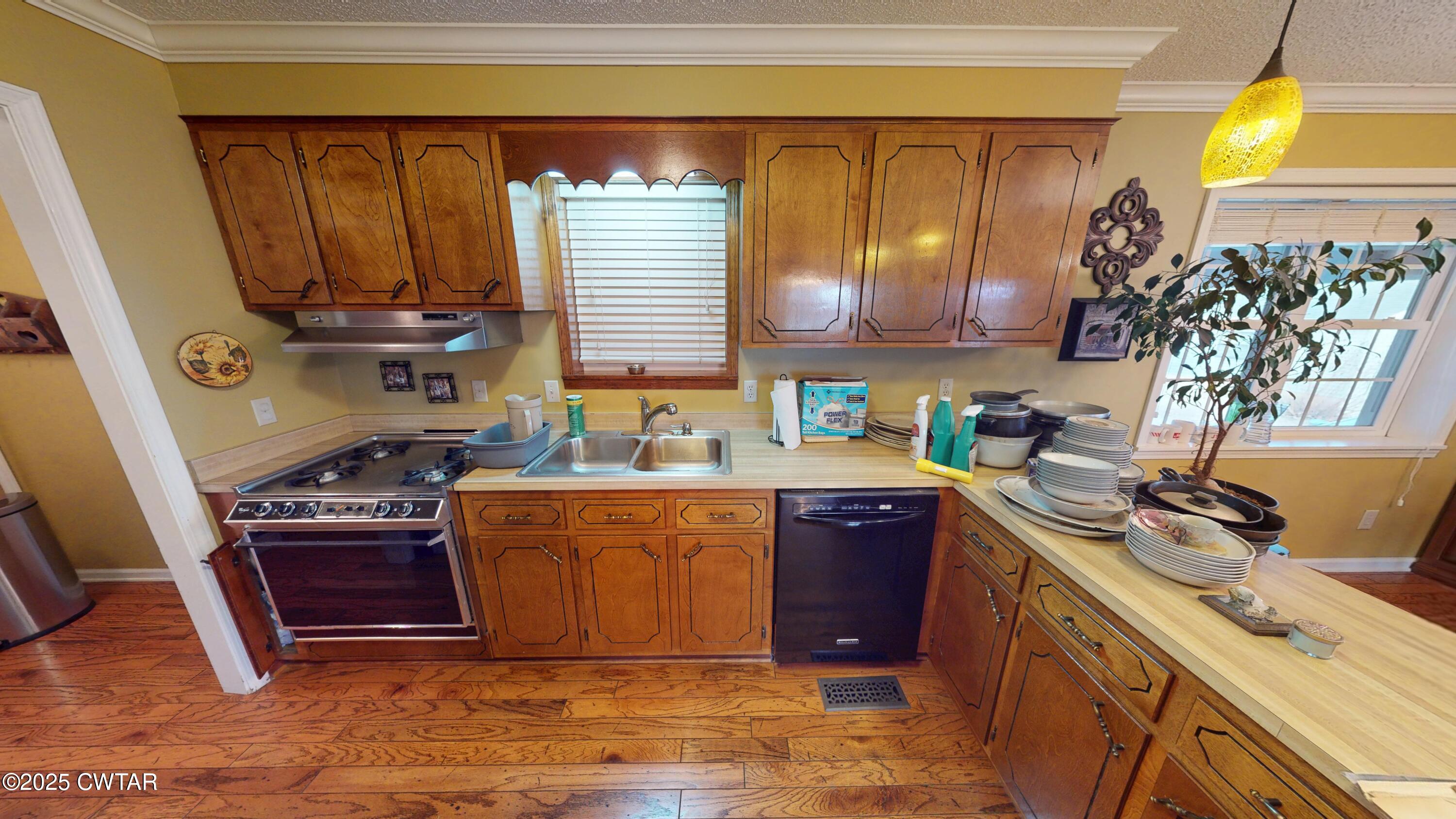 4960 Upper Finley Road Dyersburg, TN 38024 - Photo 10 of 39 a kitchen with stainless steel appliances granite countertop a sink stove and cabinets