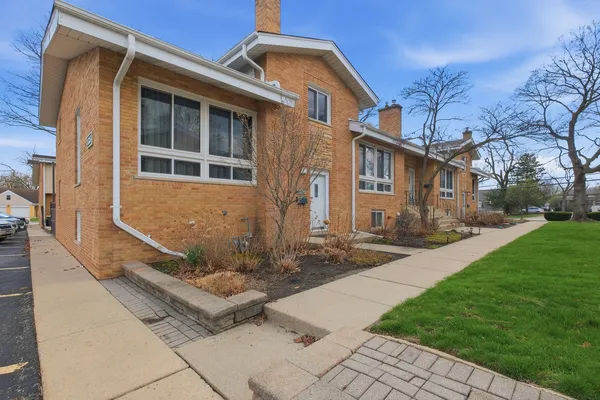 $359,900 | 1525 North Arlington Heights Road, Unit D, Arlington Heights, IL 60004