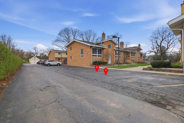 $359,900 | 1525 North Arlington Heights Road, Unit D, Arlington Heights, IL 60004