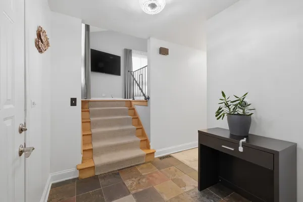 $359,900 | 1525 North Arlington Heights Road, Unit D, Arlington Heights, IL 60004
