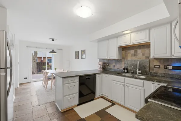 $359,900 | 1525 North Arlington Heights Road, Unit D, Arlington Heights, IL 60004