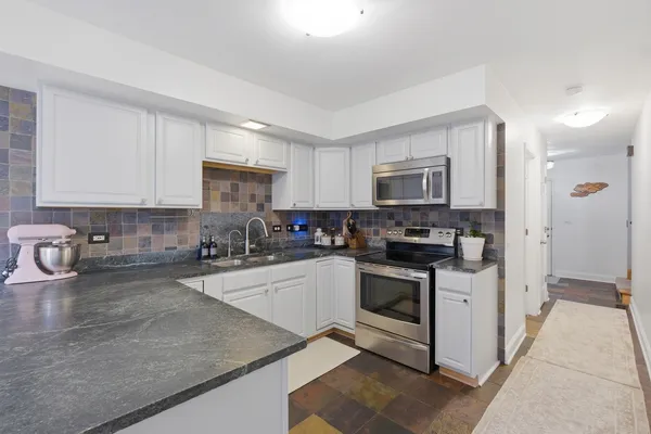 $359,900 | 1525 North Arlington Heights Road, Unit D, Arlington Heights, IL 60004