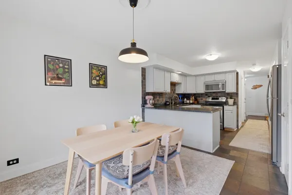 $359,900 | 1525 North Arlington Heights Road, Unit D, Arlington Heights, IL 60004