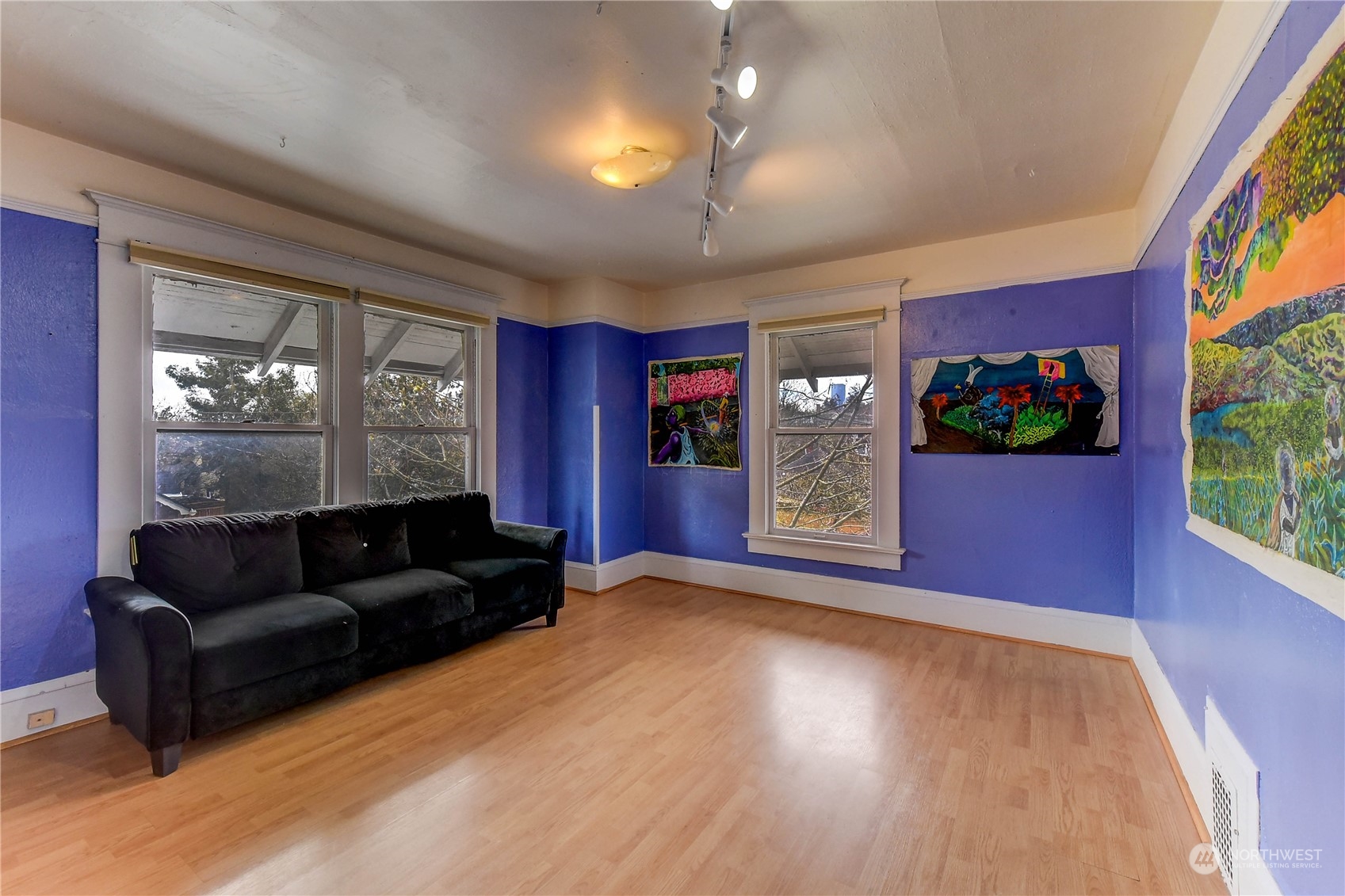 911 24th Avenue Seattle, WA 98122 - Photo 13 of 20 a living room with furniture and window