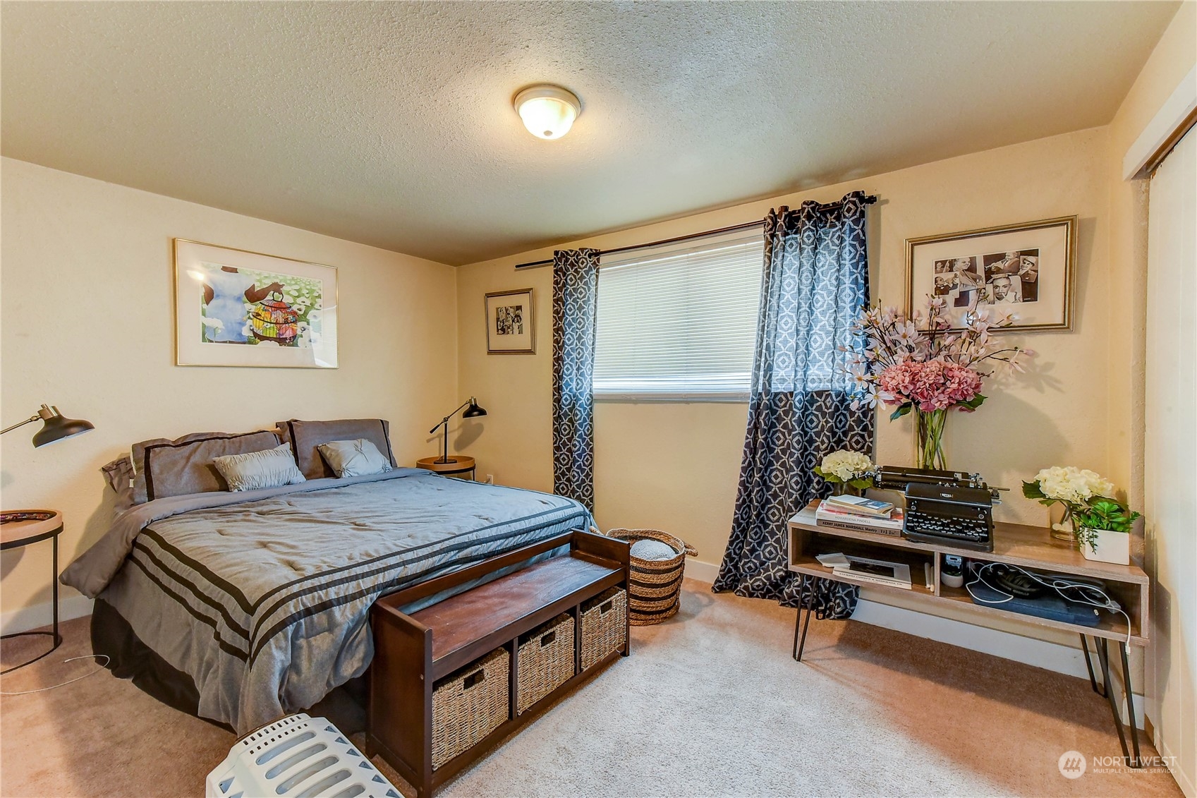 911 24th Avenue Seattle, WA 98122 - Photo 18 of 20 a bedroom with a bed and a desk