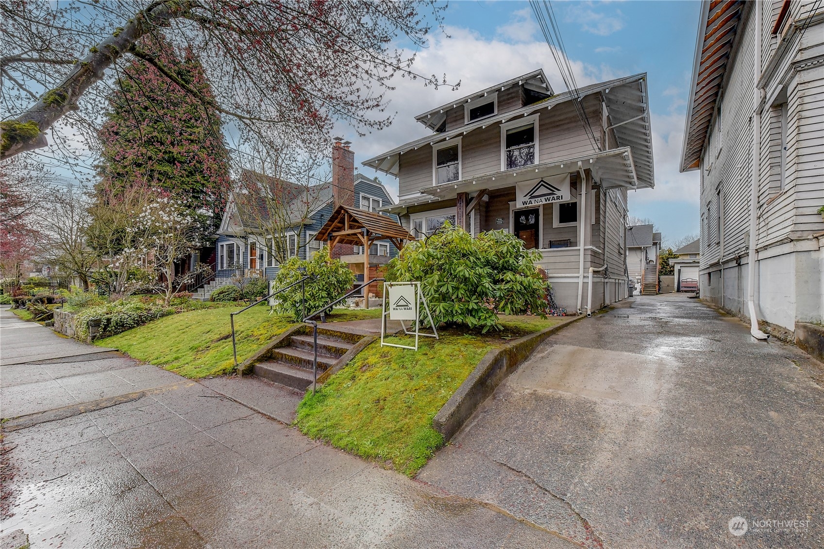 911 24th Avenue Seattle, WA 98122 - Photo 2 of 20 a view of a house with a yard and plants
