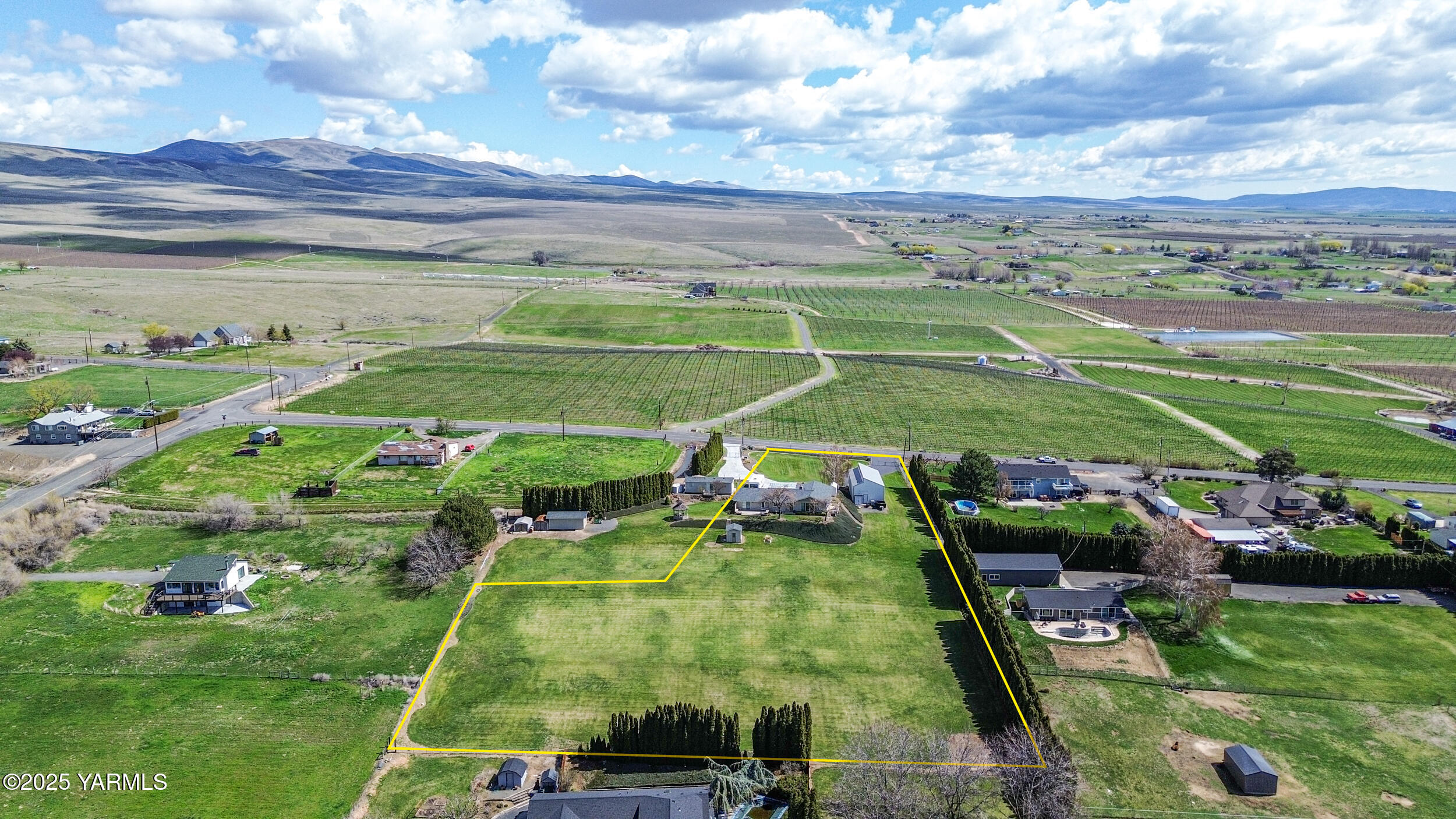 1680 St Hilaire Road Yakima, WA 98901 - Photo 20 of 22 a view of a golf club with a yard