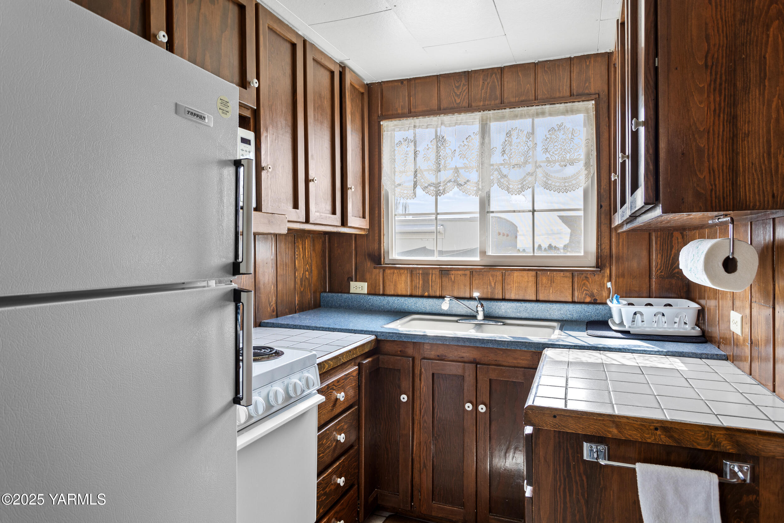 1680 St Hilaire Road Yakima, WA 98901 - Photo 7 of 22 a kitchen with stainless steel appliances granite countertop a sink stove and refrigerator