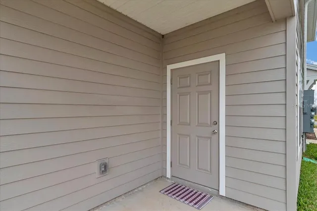 a view of a house with backyard