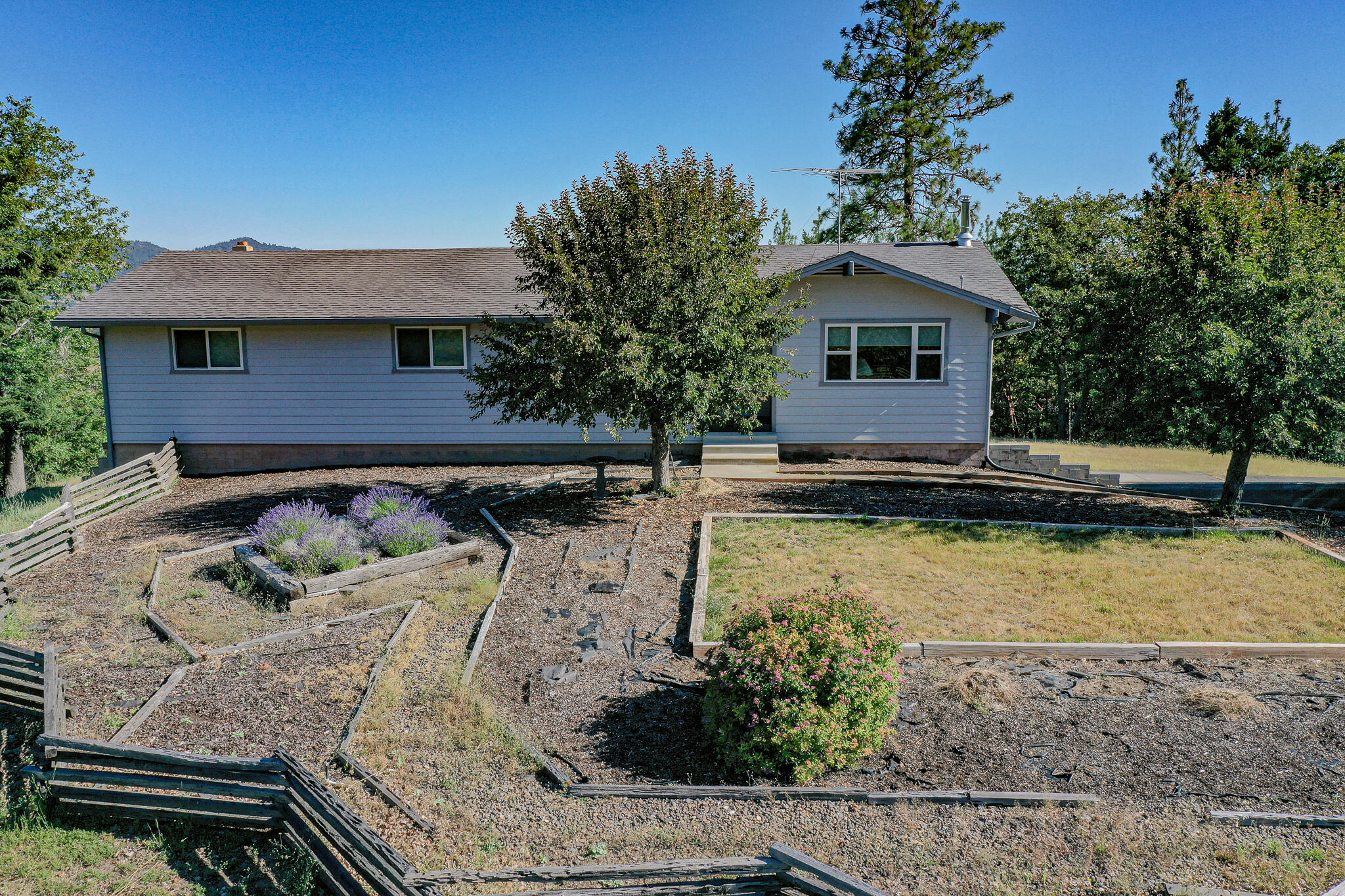 2105 Knowles Road Medford, OR 97501 - Photo 4 of 40 DJI_0476