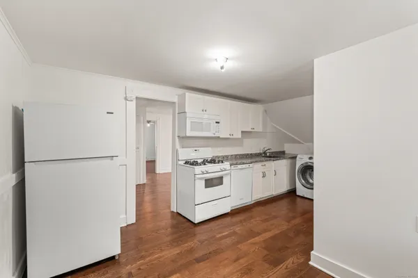 $2,600 | 318 Suburban Avenue, Fairfield, CT 06825