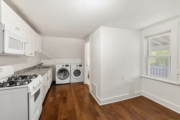 $2,600 | 318 Suburban Avenue, Fairfield, CT 06825