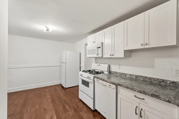 $2,600 | 318 Suburban Avenue, Fairfield, CT 06825