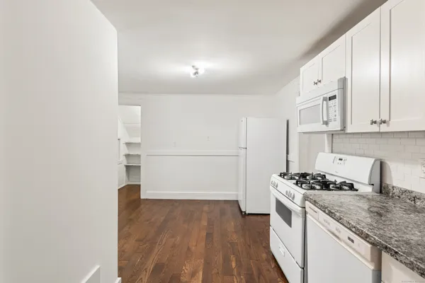 $2,600 | 318 Suburban Avenue, Fairfield, CT 06825