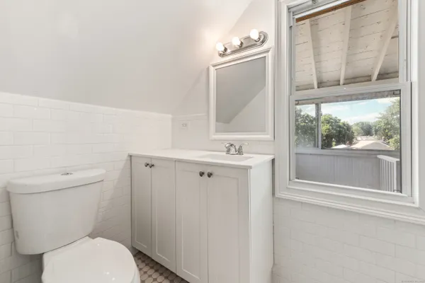 $2,600 | 318 Suburban Avenue, Fairfield, CT 06825