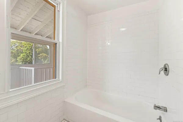 $2,600 | 318 Suburban Avenue, Fairfield, CT 06825