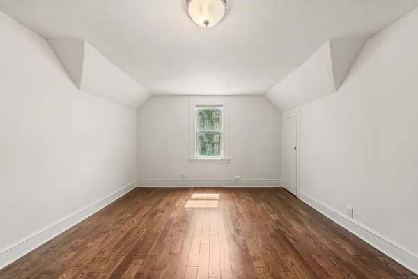 $2,600 | 318 Suburban Avenue, Fairfield, CT 06825