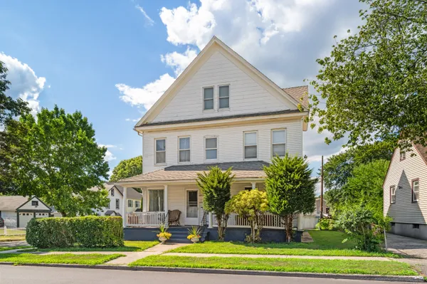 $2,600 | 318 Suburban Avenue, Fairfield, CT 06825