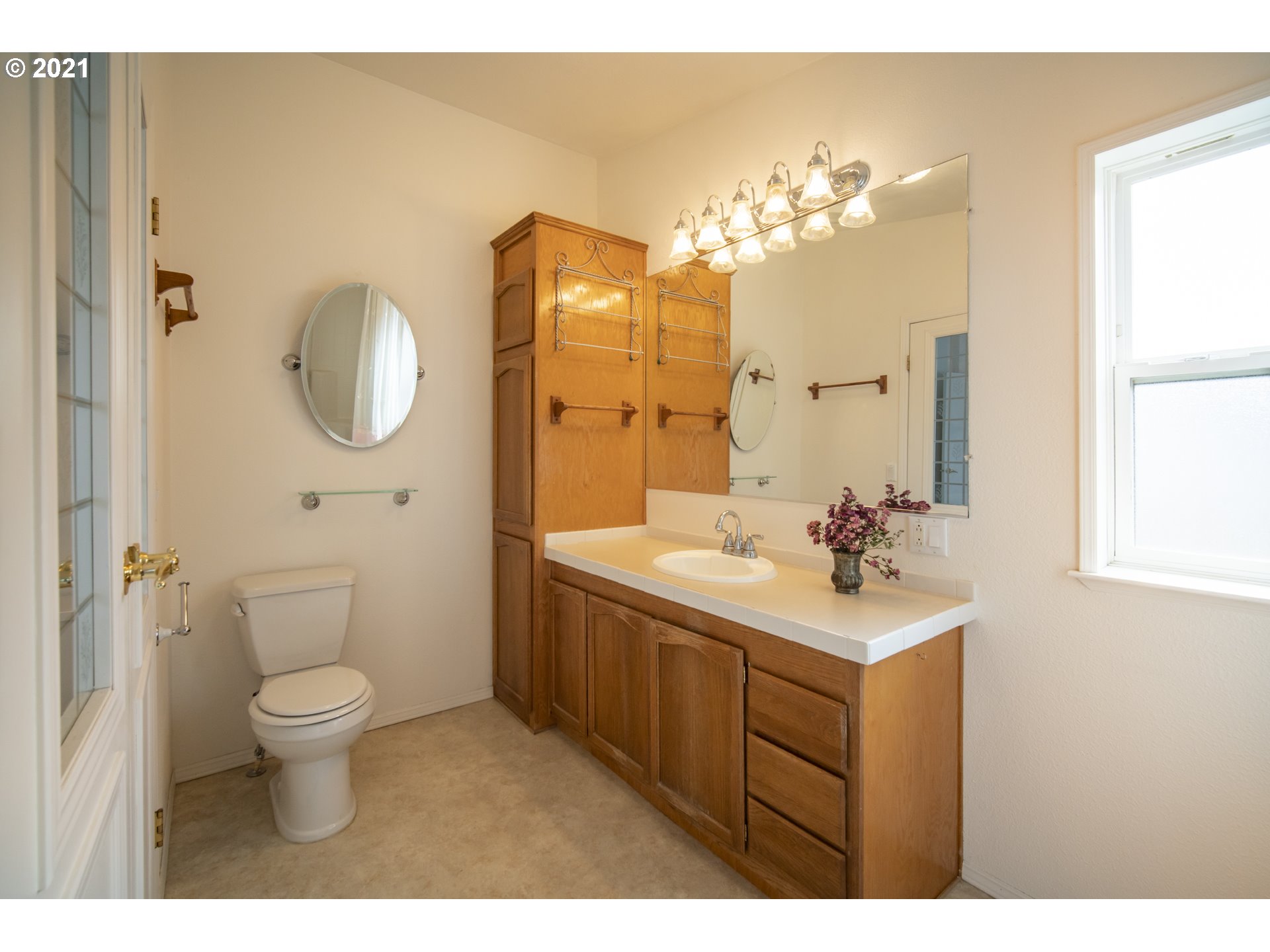 887 Jackson Avenue Southwest Bandon, OR 97411 - Photo 14 of 20 a bathroom with a toilet sink and mirror