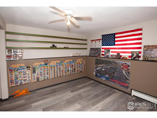 a view of entryway with a room