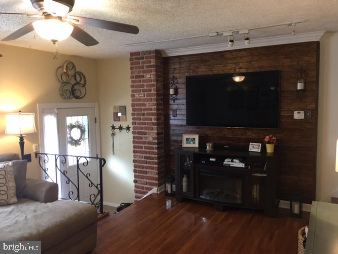 3532 Vinton Road Philadelphia, PA 19154 - Photo 4 of 17 Living Room