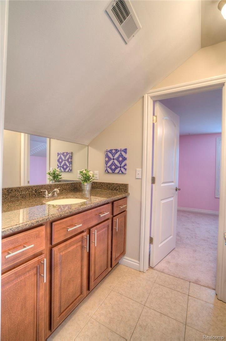 424 Oak Street Rochester, MI 48307 - Photo 20 of 22 Jack and Jill Bath with plenty of space.