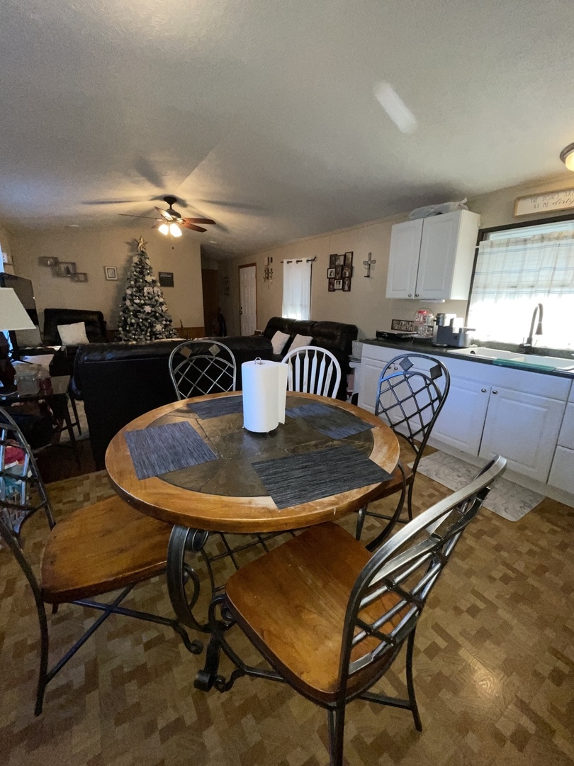 657 Huntsbridge Road Matteson, IL 60443 - Photo 6 of 8 a view of a dining room with furniture