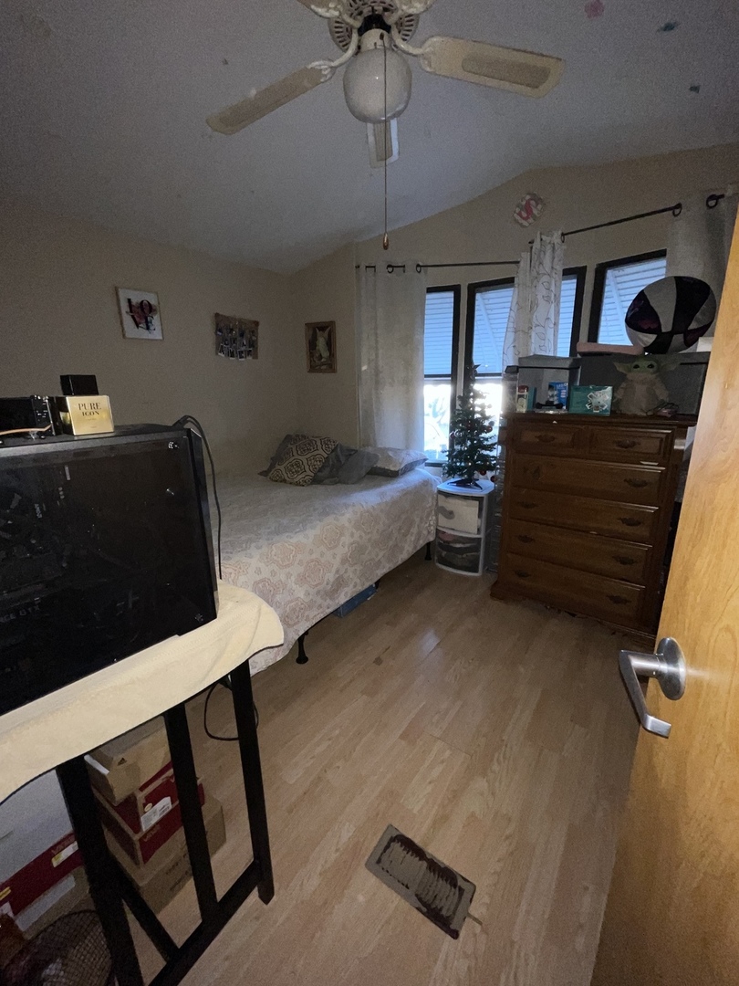 657 Huntsbridge Road Matteson, IL 60443 - Photo 7 of 8 a living room with furniture