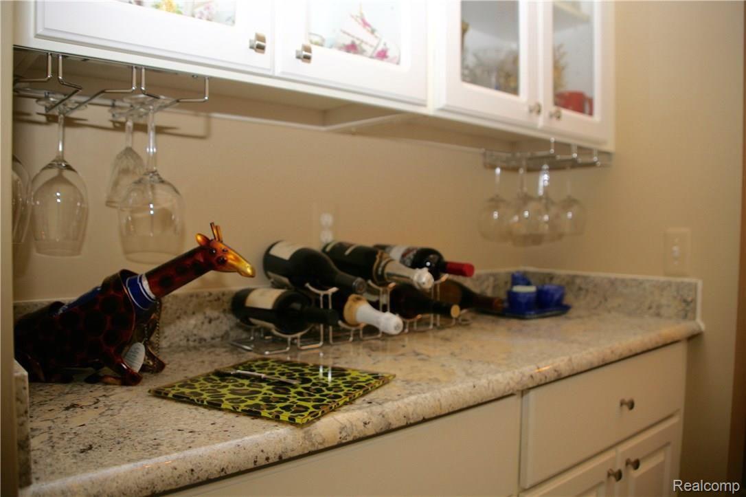 1004 Bloomview Circle Rochester, MI 48307 - Photo 10 of 33 10.jpg