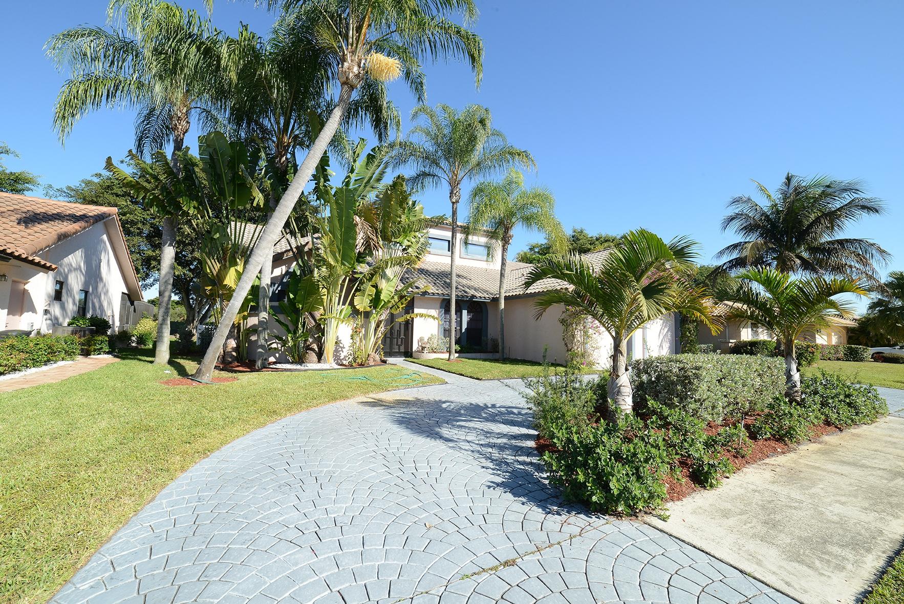 20069 Back 9 Drive Boca Raton, FL 33498 - Photo 3 of 30 Exterior Front