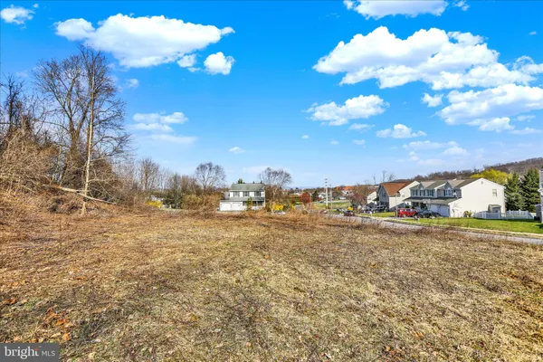 a view of a houses with a yard