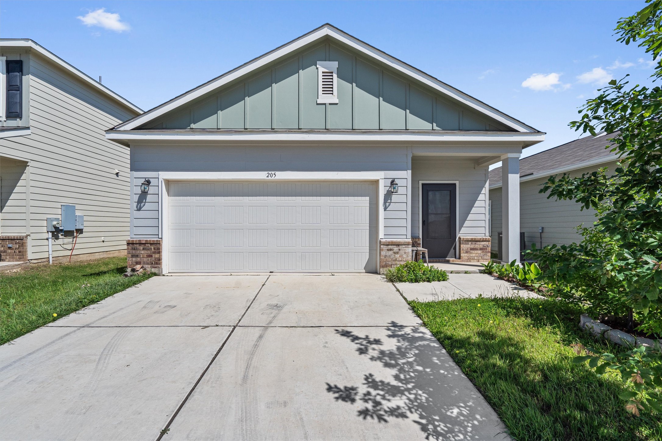 205 Athena Way Jarrell, TX 76537 - Photo 2 of 17