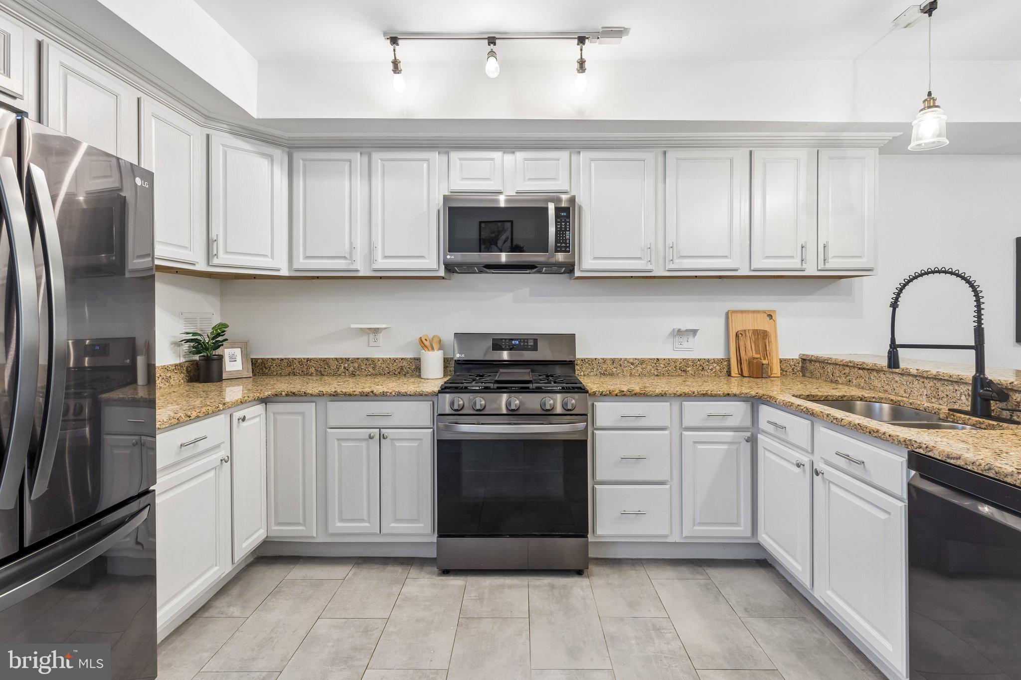 1002 South Chadwick Street Philadelphia, PA 19146 - Photo 6 of 21