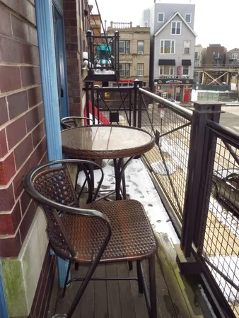 $3,295 | 865 West Buckingham Place, Unit 201, Chicago, IL 60657