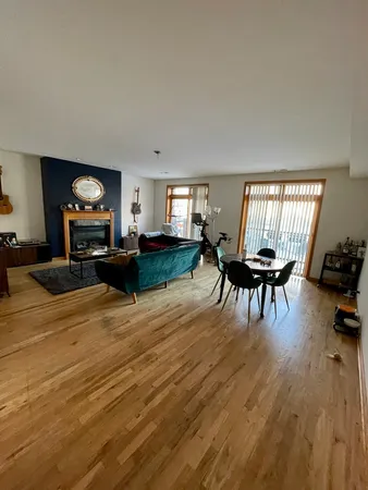 $3,295 | 865 West Buckingham Place, Unit 201, Chicago, IL 60657