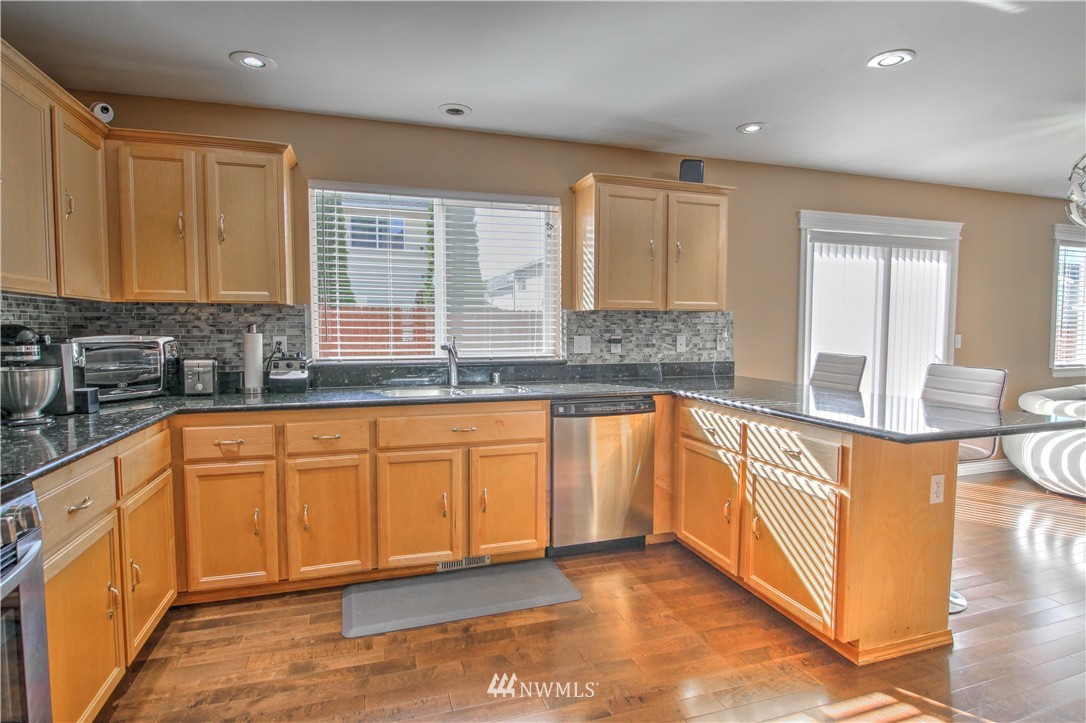 1069 Ilwaco Place Northeast Renton, WA 98059 - Photo 11 of 25