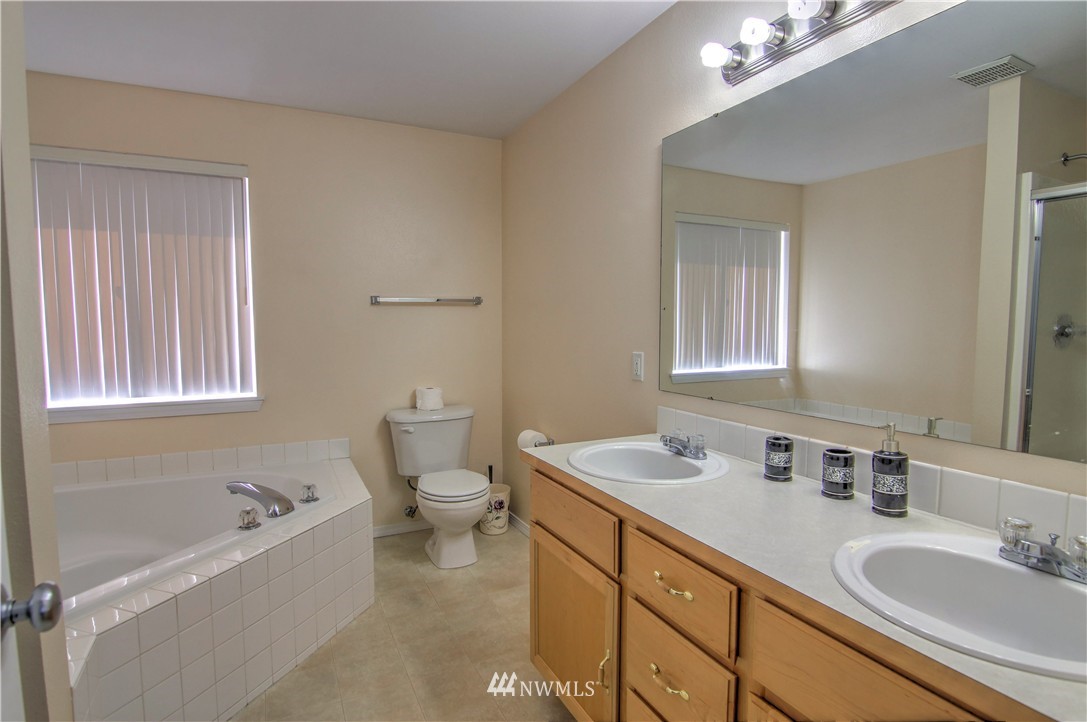 1069 Ilwaco Place Northeast Renton, WA 98059 - Photo 23 of 25