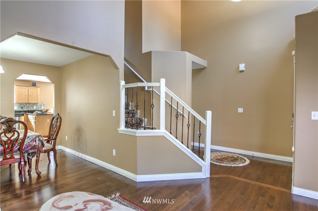 1069 Ilwaco Place Northeast Renton, WA 98059 - Photo 4 of 25