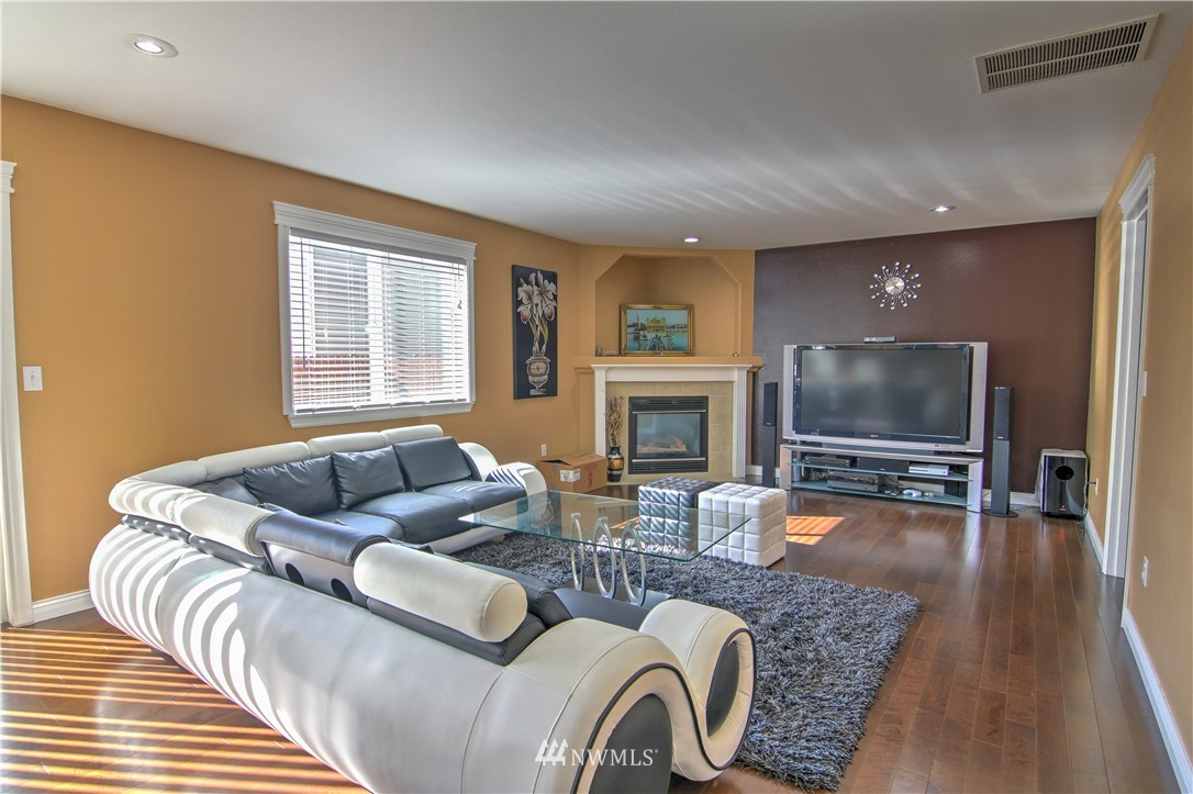 1069 Ilwaco Place Northeast Renton, WA 98059 - Photo 7 of 25