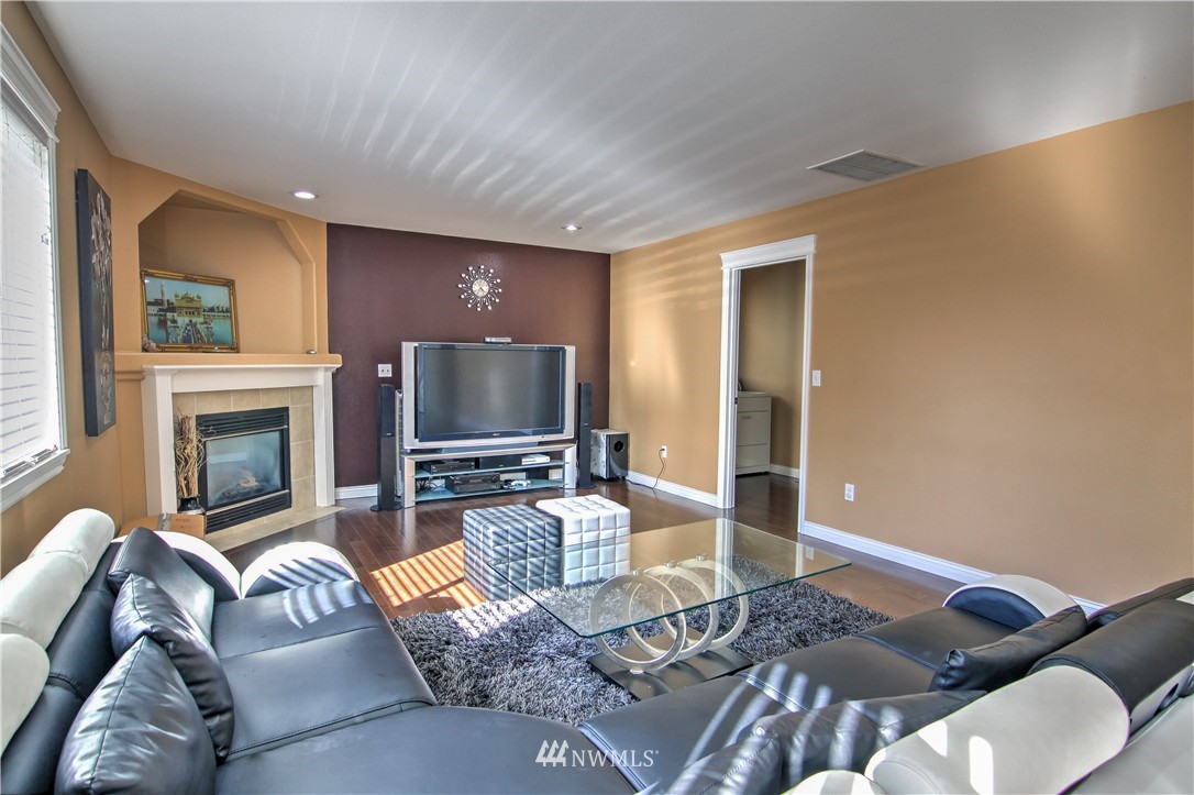 1069 Ilwaco Place Northeast Renton, WA 98059 - Photo 8 of 25