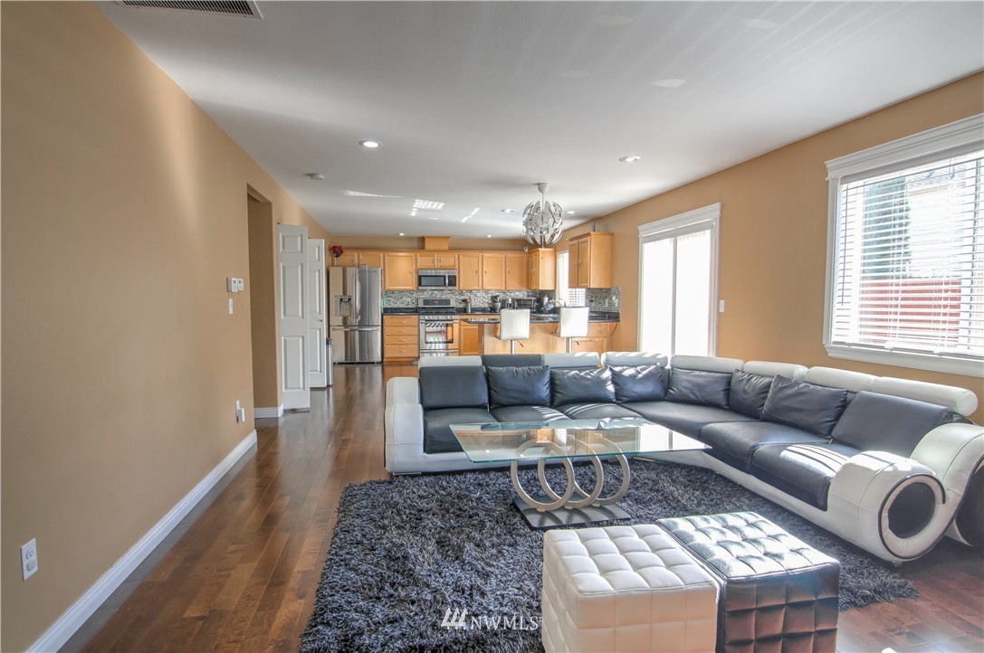 1069 Ilwaco Place Northeast Renton, WA 98059 - Photo 9 of 25