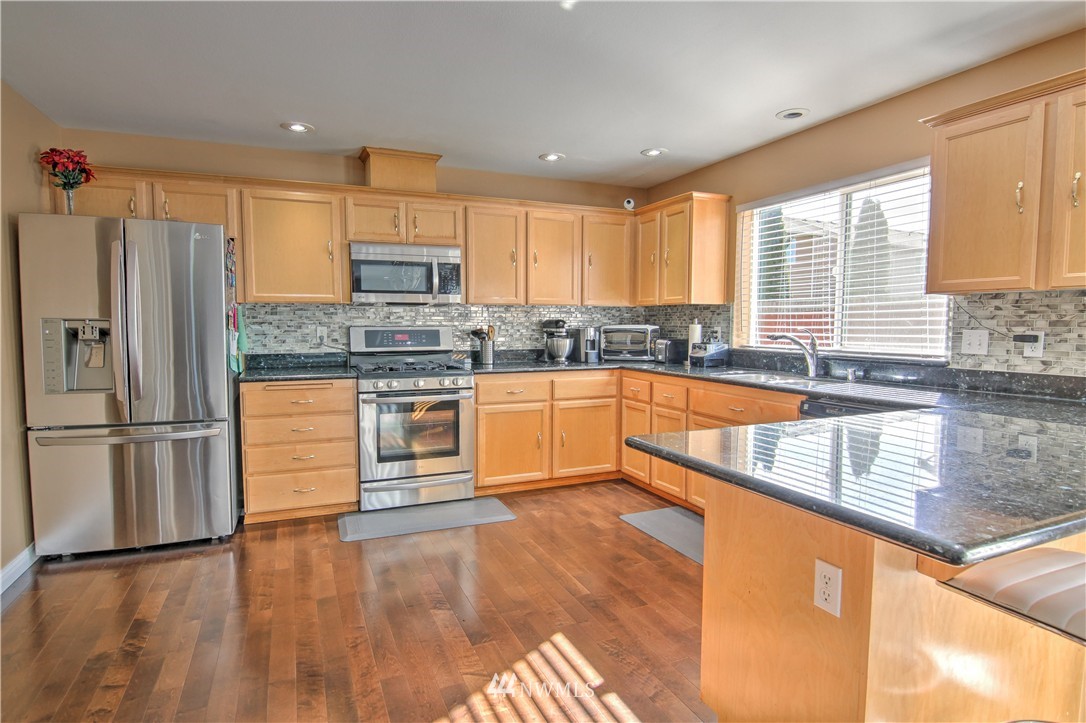 1069 Ilwaco Place Northeast Renton, WA 98059 - Photo 10 of 25