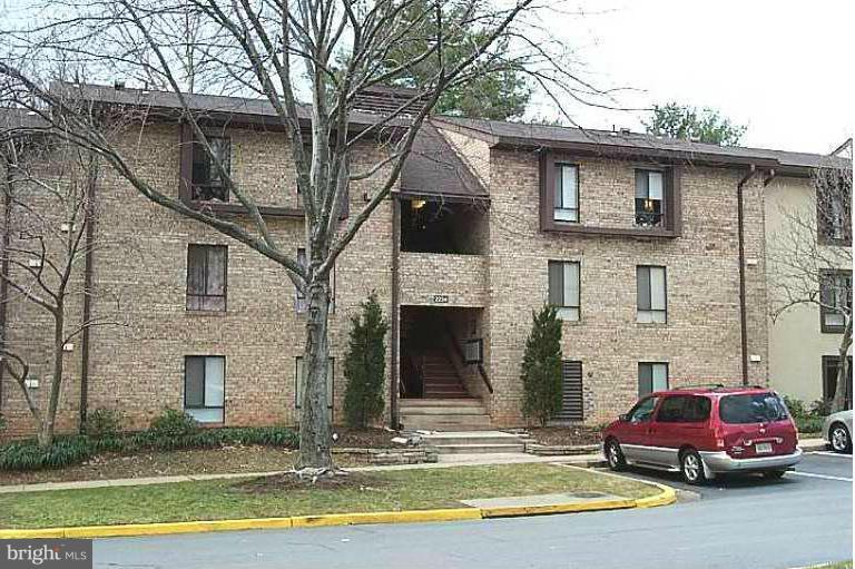 2234 Castle Rock Square, Unit 11C Reston, VA 20191 - Photo 1 of 30 a front view of a house with garden