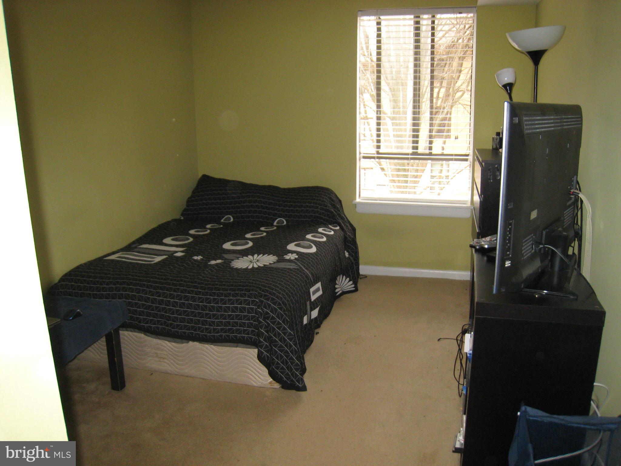 2234 Castle Rock Square, Unit 11C Reston, VA 20191 - Photo 18 of 30 a bed sitting in a bedroom next to a window