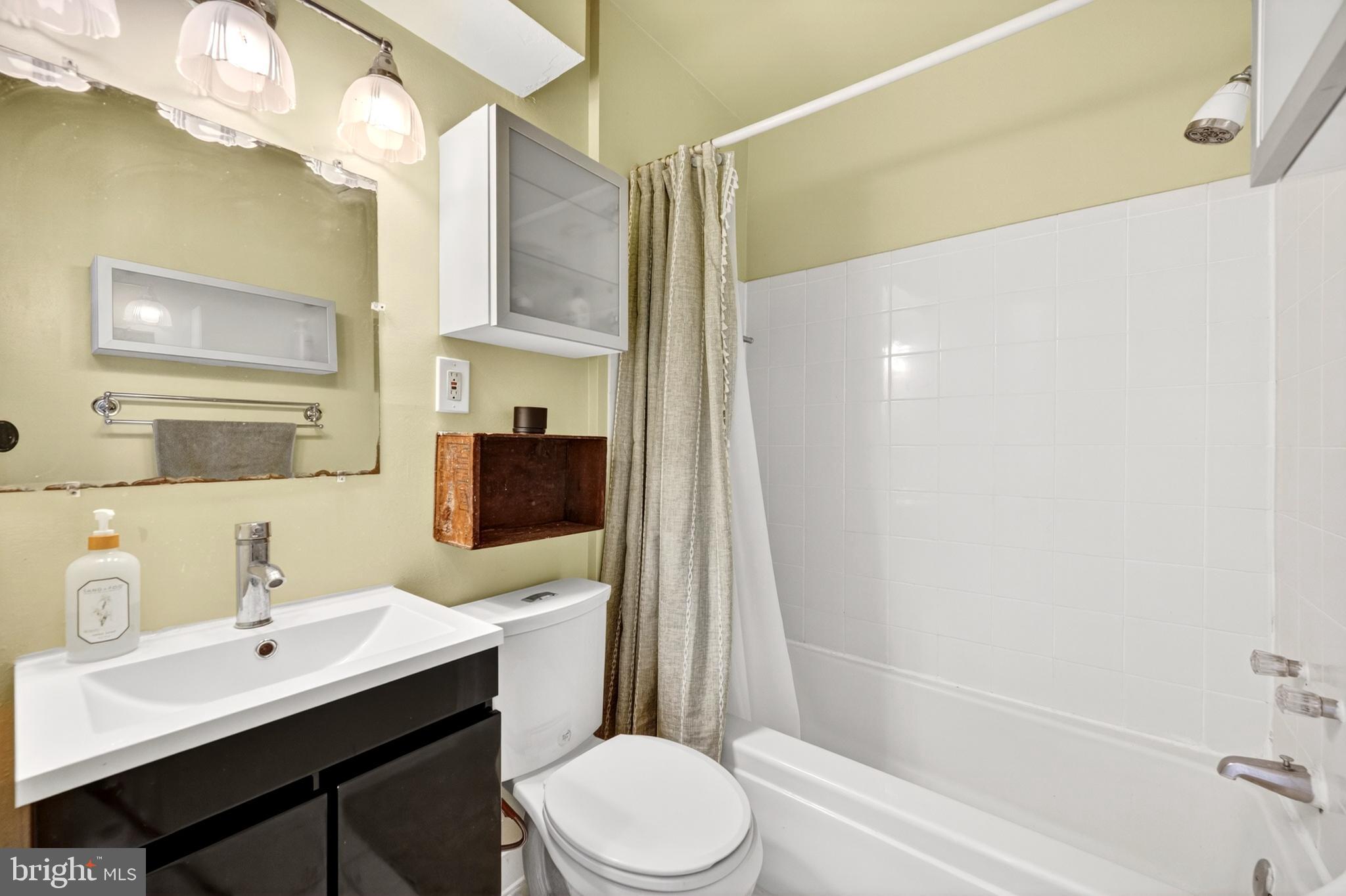 11 East Wheeling Street Baltimore, MD 21230 - Photo 22 of 35 Full bath in the hallway for easy access