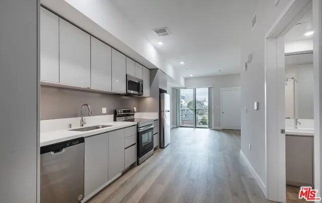 $1,971 | 825 South Coronado Street, Unit 206, Los Angeles, CA 90057