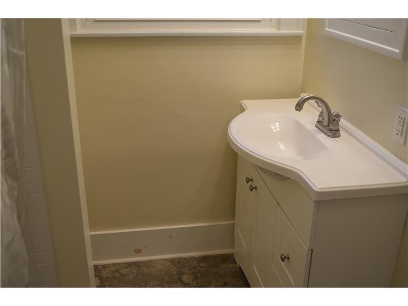 2642 River Road Vandergrift, PA 15690 - Photo 7 of 12 Full Bath.