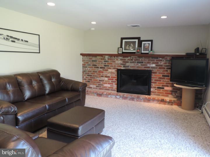 136 Rotterdam Road North Holland, PA 18966 - Photo 11 of 24 Family Room